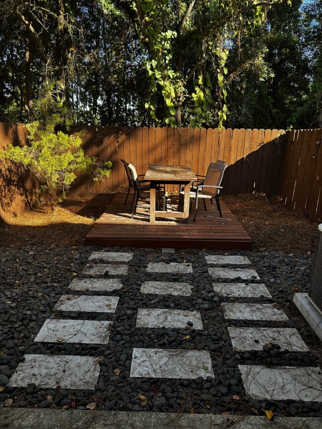 Building Photo - "Charming 2-Bed Townhouse in Mary Esther!"