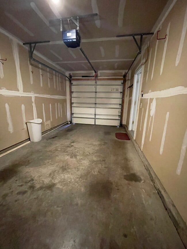 Building Photo - Townhouse with Owner's Suite on main level...