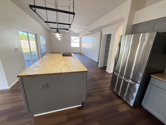 Building Photo - Beautifully remodeled 6 bedroom - 3 bath home in Summerfield Village