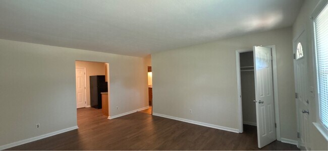 Building Photo - 1070 Rulnick St