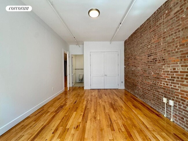 Building Photo - 275 Conover St
