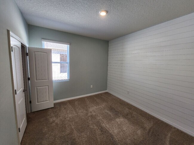 Building Photo - Lovely 4 Bedroom Home at Oak Leaf Preserve
