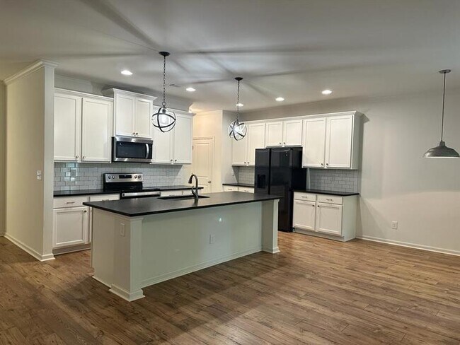 Building Photo - 5635 Parkview Ln