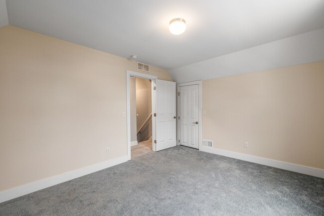 Building Photo - Immediate Move In Remodeled 3 Bed close to...