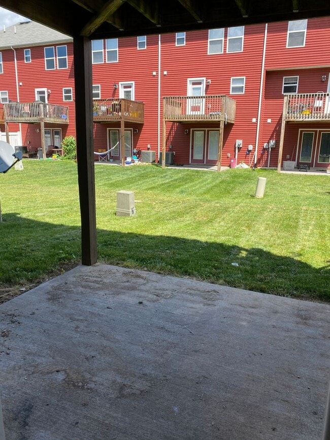 Building Photo - 3 Bedroom, 3.5 Bath Townhouse with Full Fi...
