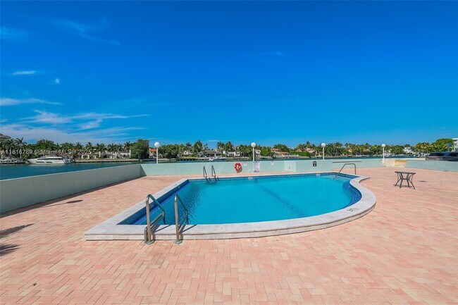 Building Photo - 5838 Collins Ave