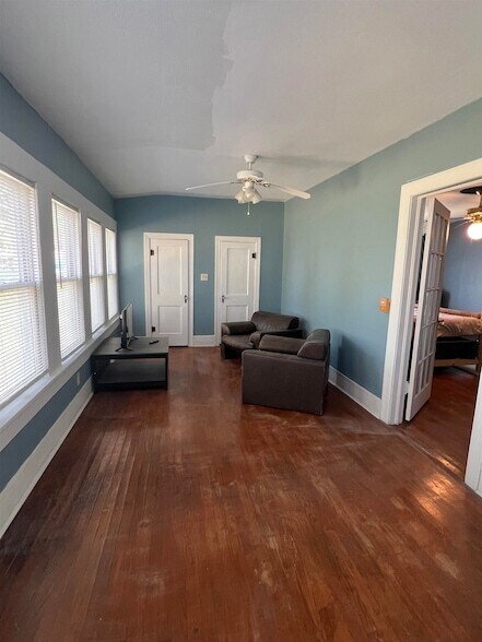 Building Photo - 305 W Main St