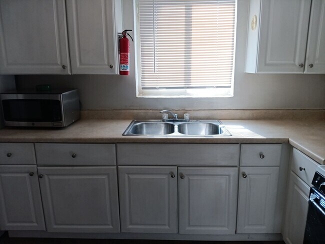 Building Photo - 2-bedroom, 1-bathroom home located in the vibrant city of Albuquerque