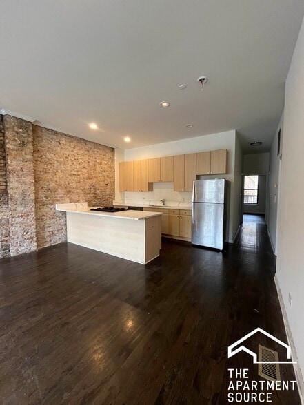 Primary Photo - 2833 W Medill Ave