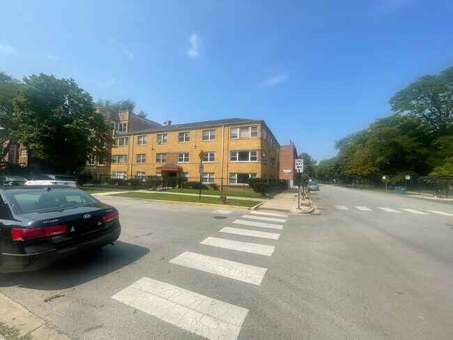 Primary Photo - 6700 S Paxton Ave