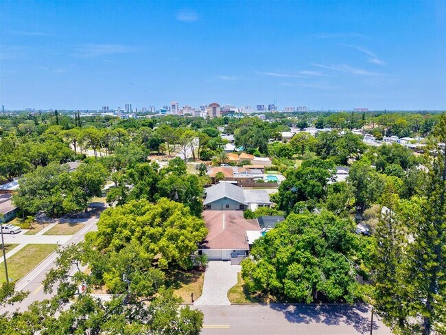 Building Photo - 2587 Ringling Blvd