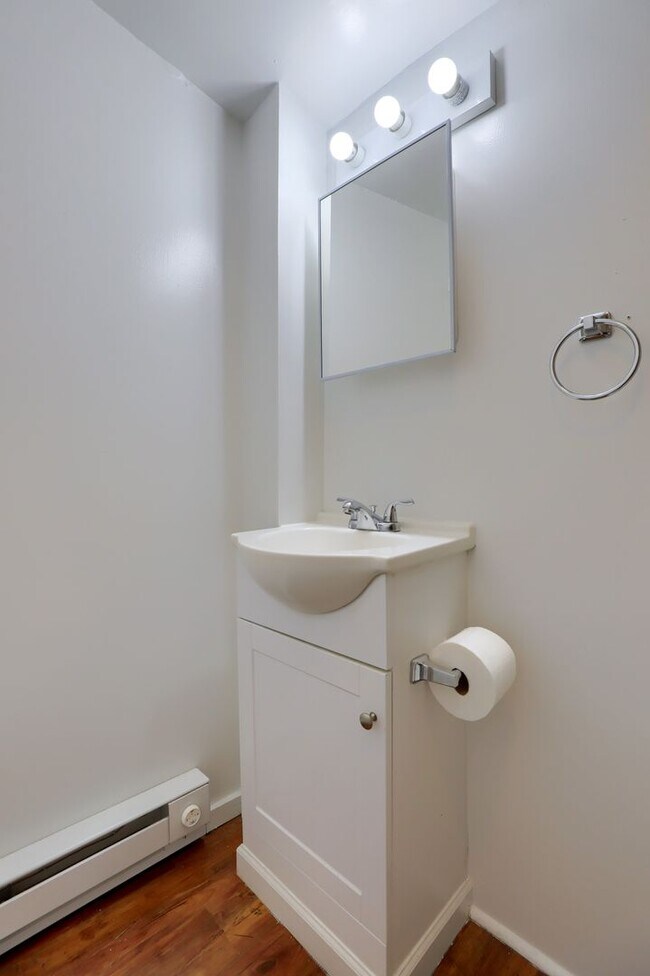 Building Photo - Available Now! 2 Bedroom House with Parkin...
