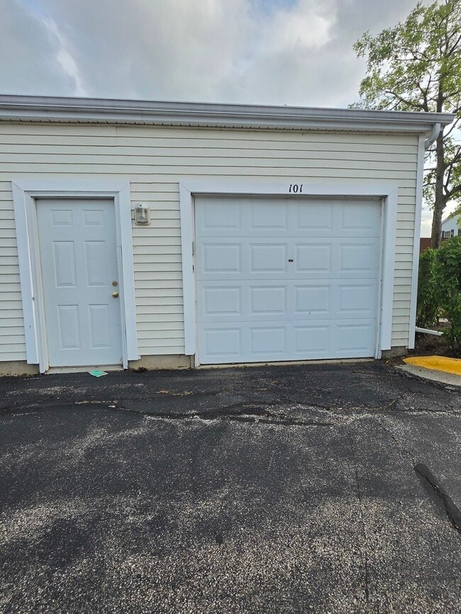 Building Photo - 101 Silverstone Dr