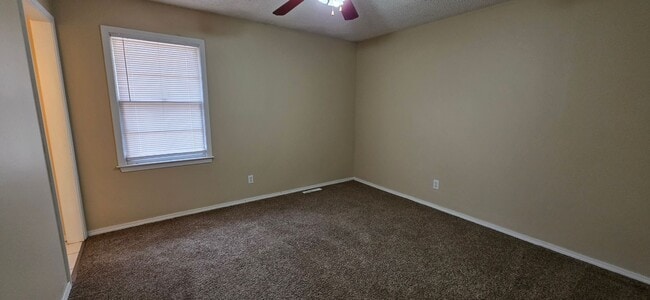 Building Photo - 3 Bedroom 2 Bathroom home in Kickapoo Schools! $1295!