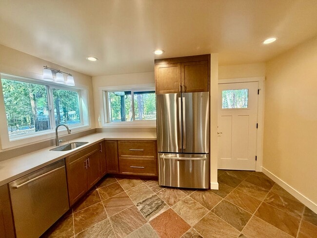 Building Photo - 13240 Loma Rica Dr