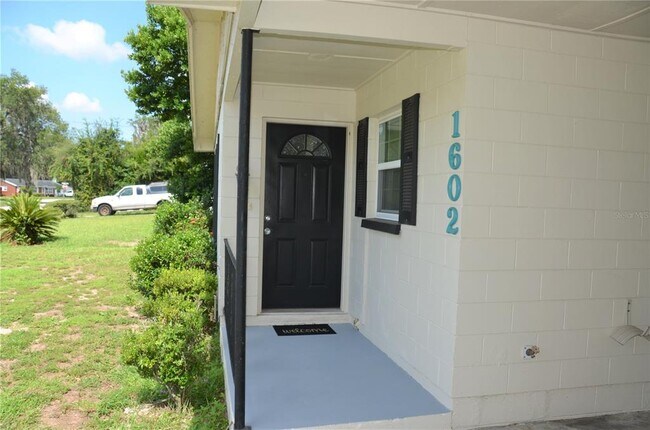 Building Photo - 1602 Lancaster Ave