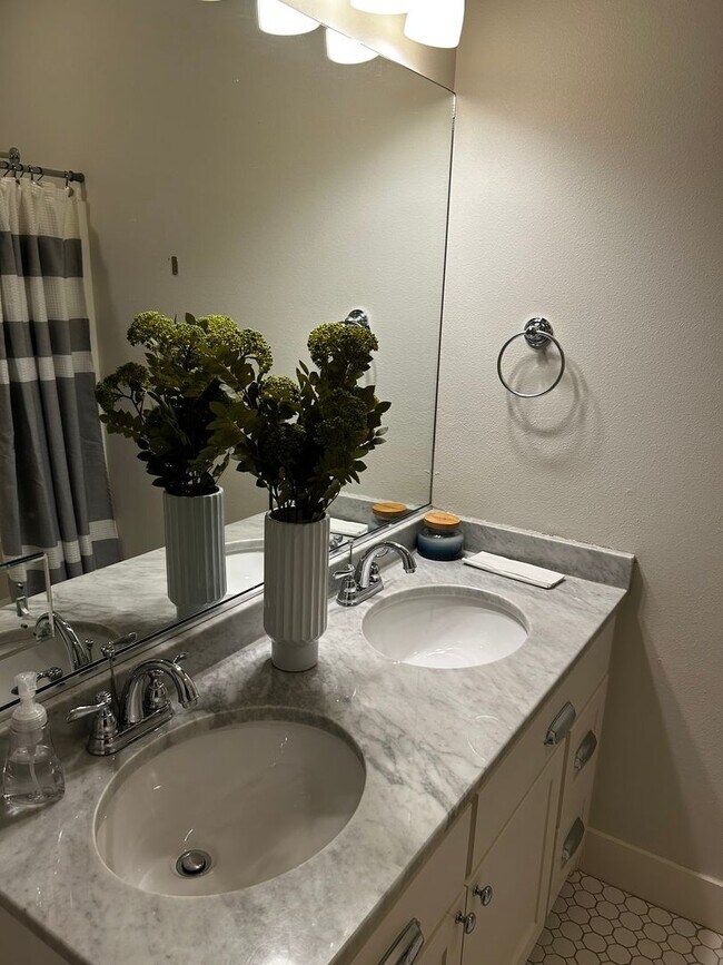 Building Photo - UNFURNISHED Beautiful Large Home Available Now on North Walnut in Fayetteville !!