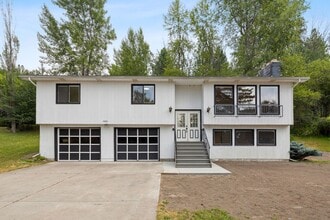 Building Photo - 3 Bed, 2.5 Bath House in the Rattlesnake