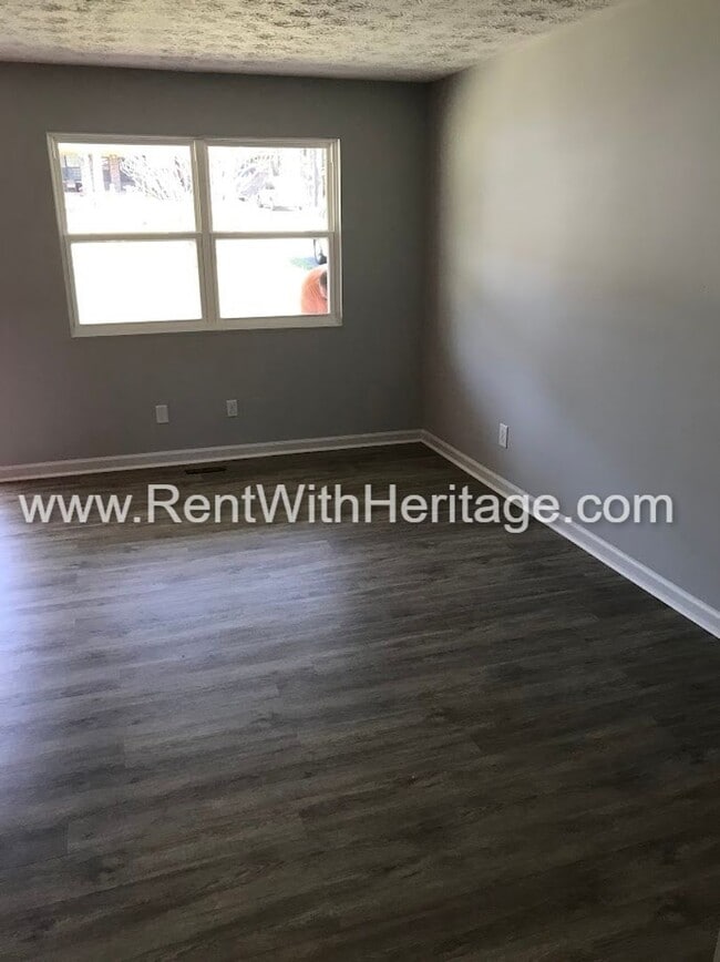 Building Photo - FANTASTIC 2 BEDROOM 1.5 BATH DUPLEX WITH ALL THE UPGRADES / GREAT LOCATION