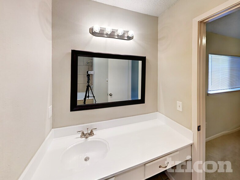 Building Photo - 7814 Eastern Bluebird Dr