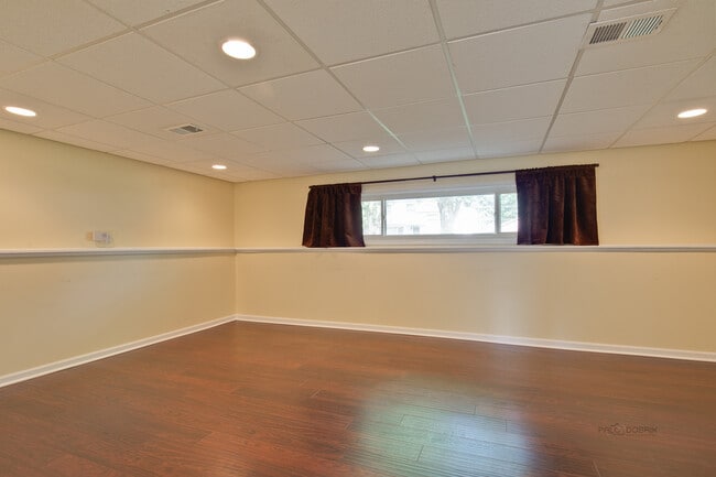 Building Photo - 648 N Greenview Ave