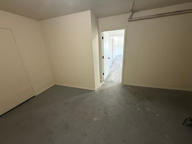 Building Photo - 704 Flower St