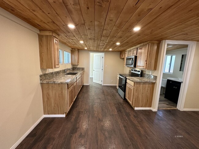 Building Photo - Updated 2 bedroom Home on Sugar Pine