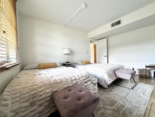 Building Photo - 901 W Cypress Ln