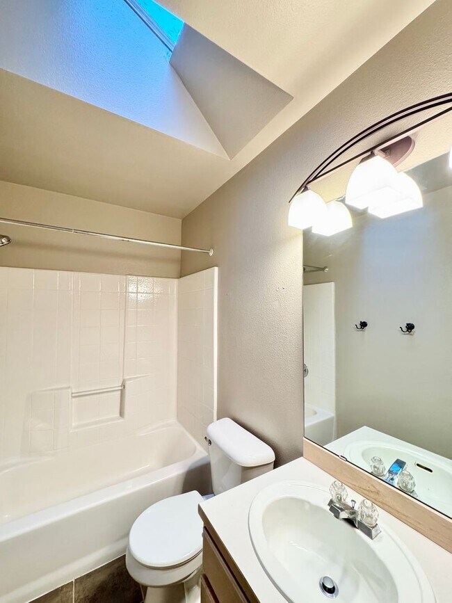 Building Photo - Great 3 Bed 2.5 Bath Home for rent