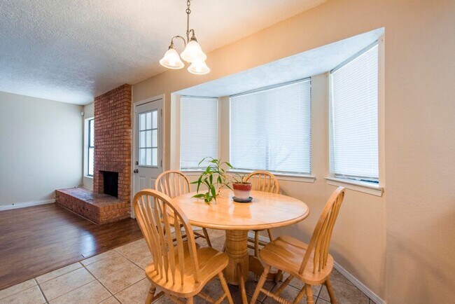 Building Photo - Three Bedroom Two Bath NE Heights