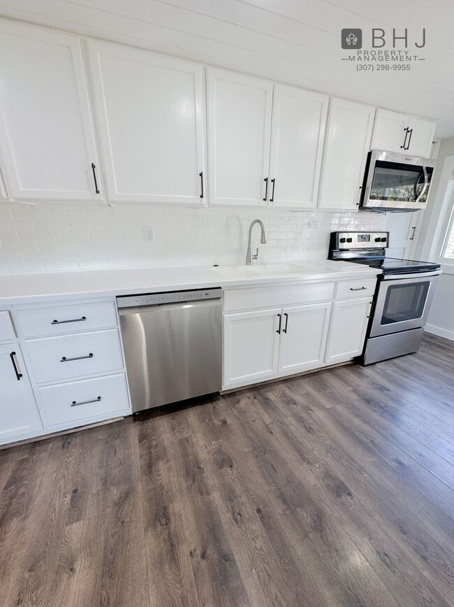 Building Photo - DOG FRIENDLY, 3 BED/ 1.5 BATH SINGLE FAMIL...