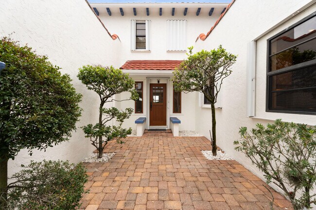 Building Photo - 114 S Lake Dr