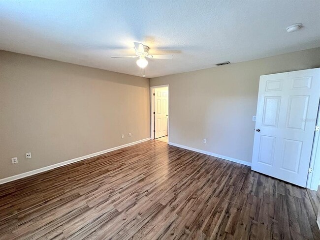 Building Photo - 4 Eton Ln