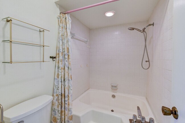 Building Photo - Charming 3-Bedroom Townhome in Prime Memor...