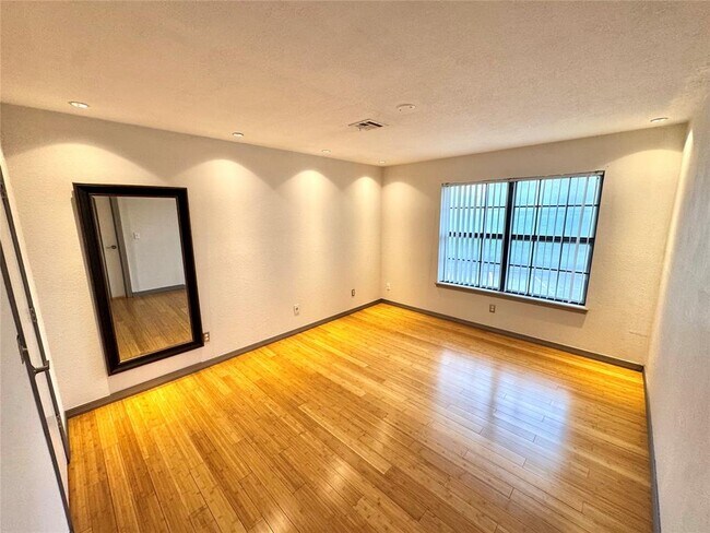 Building Photo - 4400 Hemingway Dr