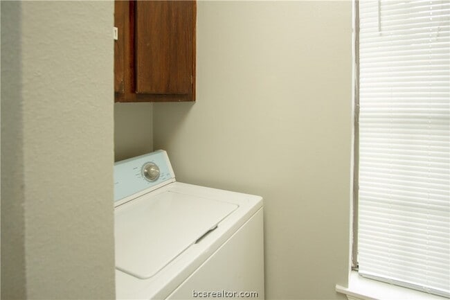 Building Photo - 1801 Woodsman Dr