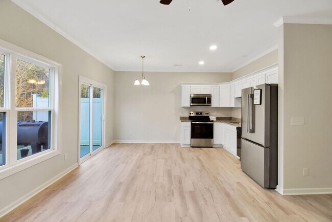 Building Photo - Newer Construction, 3 Bedroom Townhome!