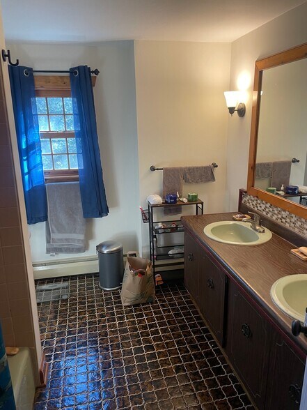 Primary Photo - 74 Gainsborg Ave E