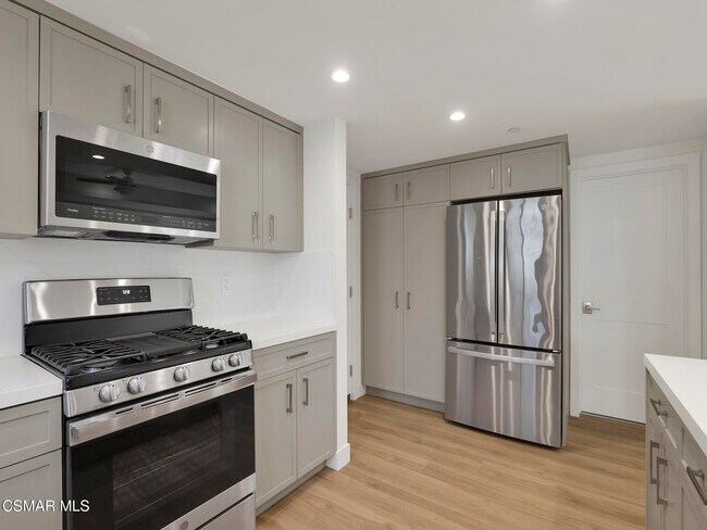 Building Photo - 3190 Los Robles Rd