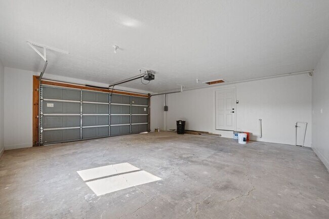 Building Photo - 146 E 400 N