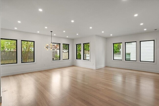 Building Photo - 116 Thorndike St