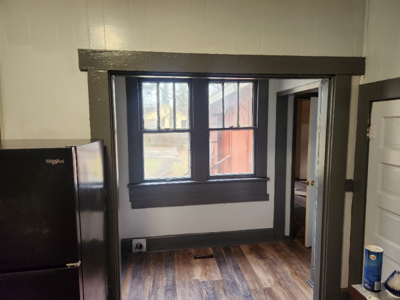 Building Photo - 2117 S Maple St