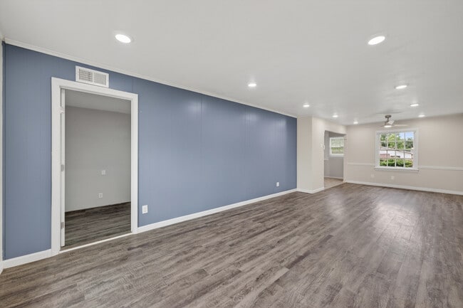 Building Photo - 3208 N Roff Ave