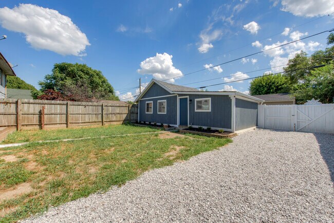 Building Photo - 701 Lincoln St