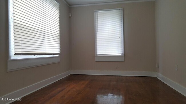 Building Photo - 327 Decelle St