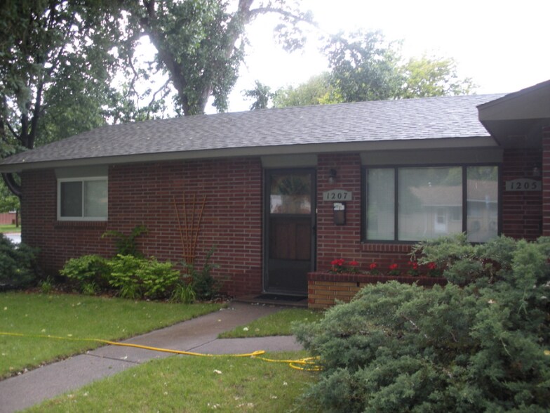 Building Photo - 1207 Castlerock Dr
