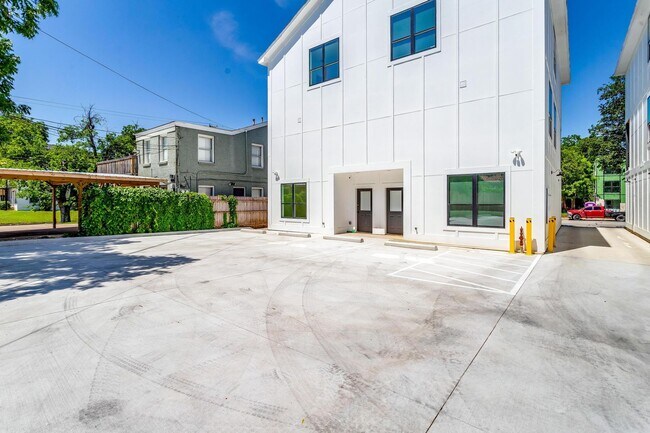 Building Photo - 3253 S University Dr