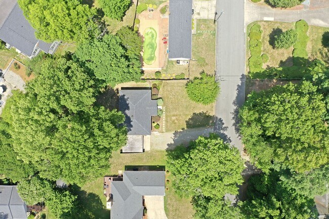 Building Photo - Beautifully Updated 3BR Home in an Established Burlington Neighborhood