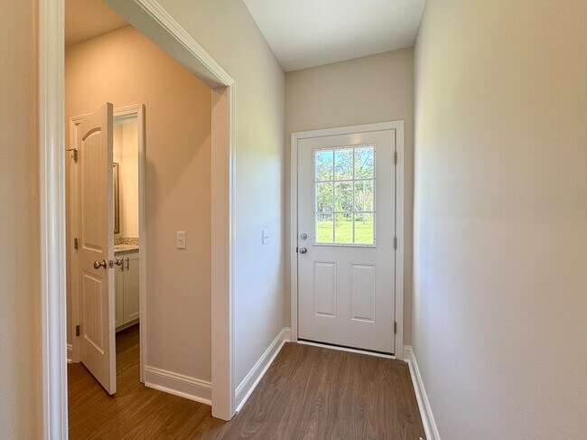 Building Photo - 102 Skye Dr
