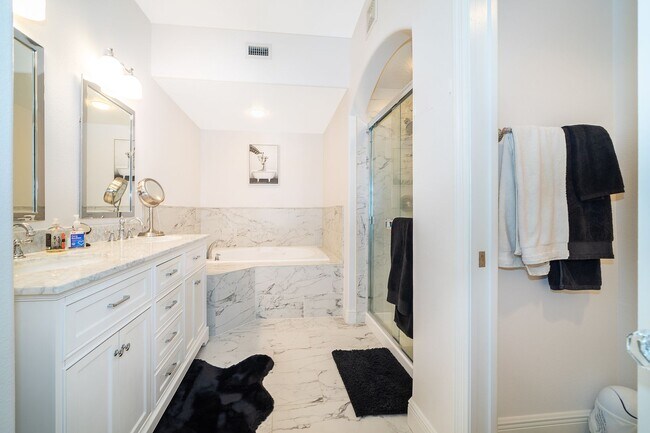 Building Photo - Baldwin Park Townhouse